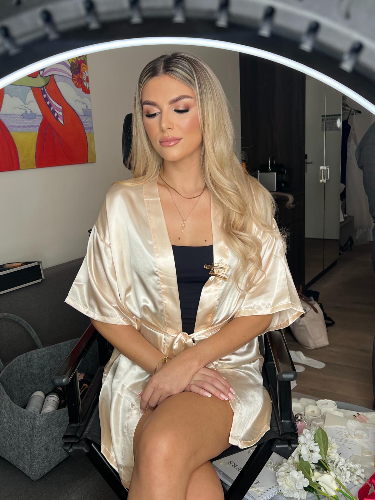Kundin mit elegantem Styling und Glow-Make-up bei FLANDRA