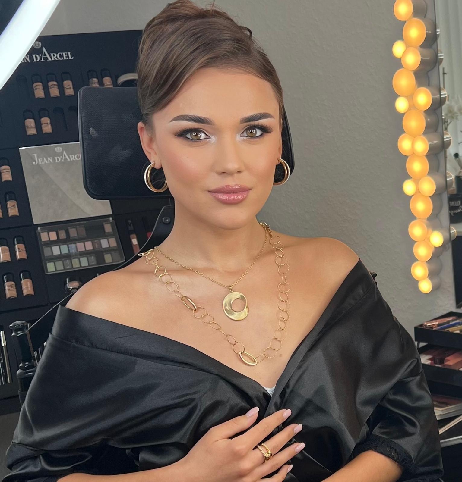 Kundin mit präzisem Augen-Make-up und definierten Brows bei FLANDRA